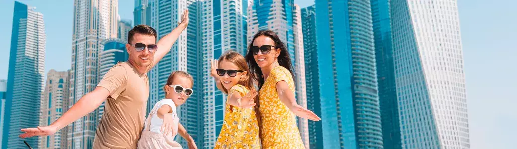 Улыбающиеся дети вмести с родителями в Дубае